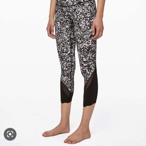 Lululemon Wunder Under Crop II *Roll Down Scallop Luxtreme 24" Size 8
